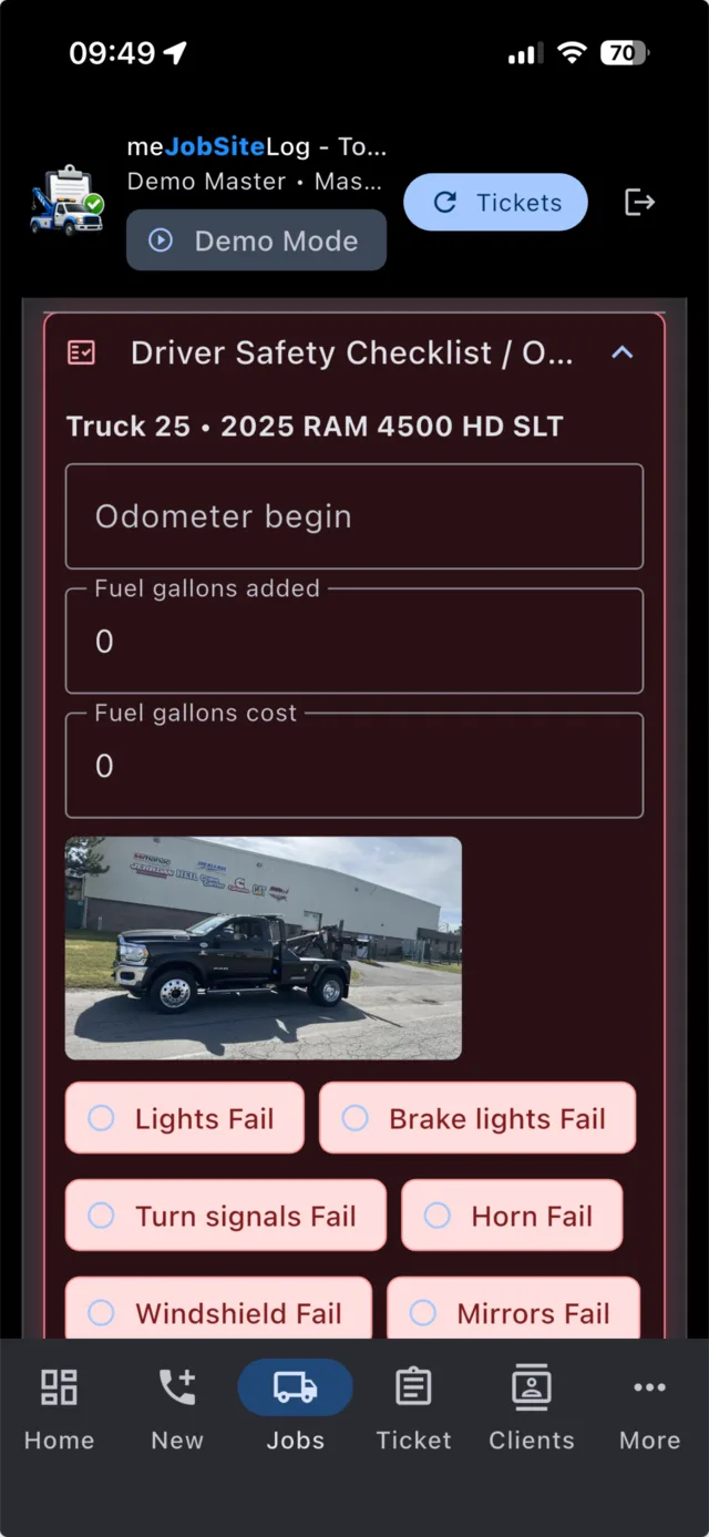 Tow Truck Center mobile phone screenshot 3: Driver safety checklist and failed-item notes.